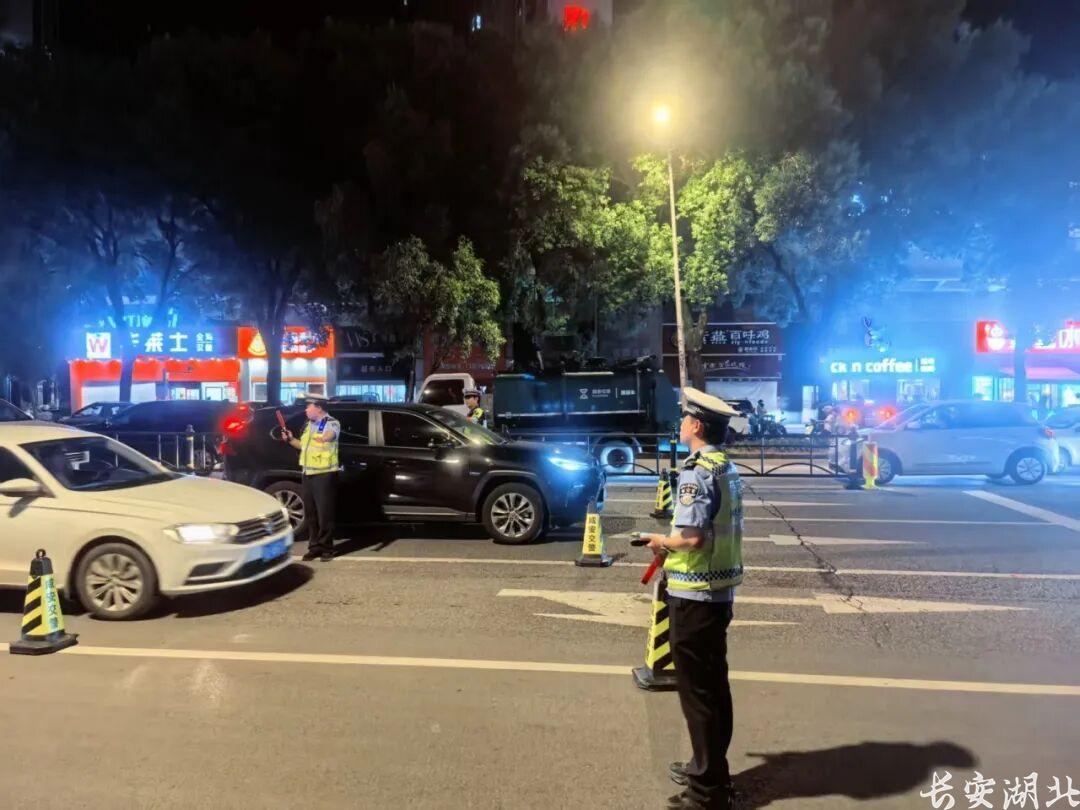 聚焦“小切口” 织密“防护网”——湖北咸安公安开展精准清查行动净化夏夜治安环境